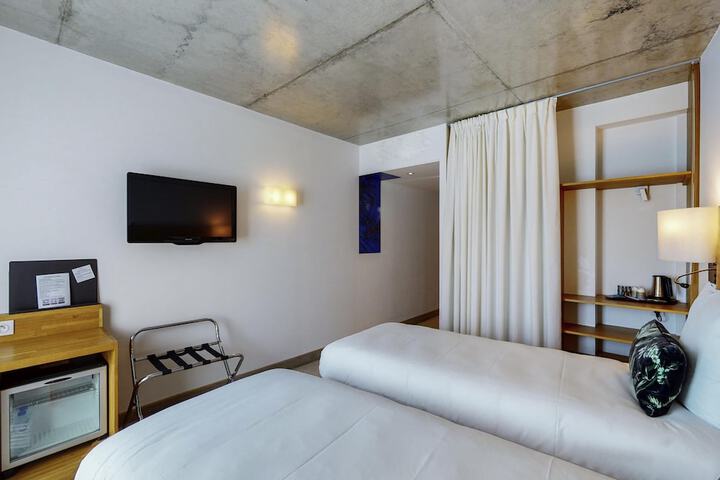 Room 33 of 85