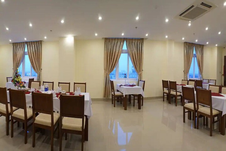 Dining 24 of 32
