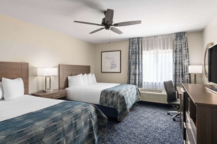 1 Queen Bed Accessible Room (8 of 14)