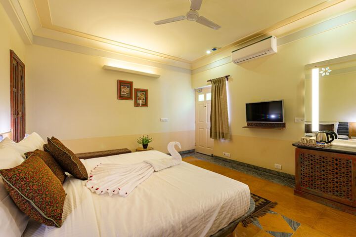 Room 10 of 33