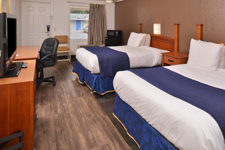 2 Double Beds (4 of 14)