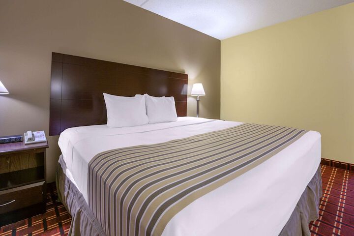 1 King Bed (10 of 13)