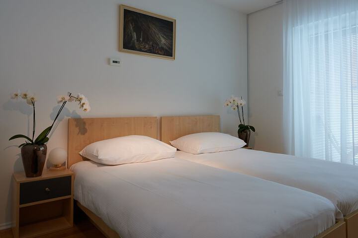 Room 11 of 32