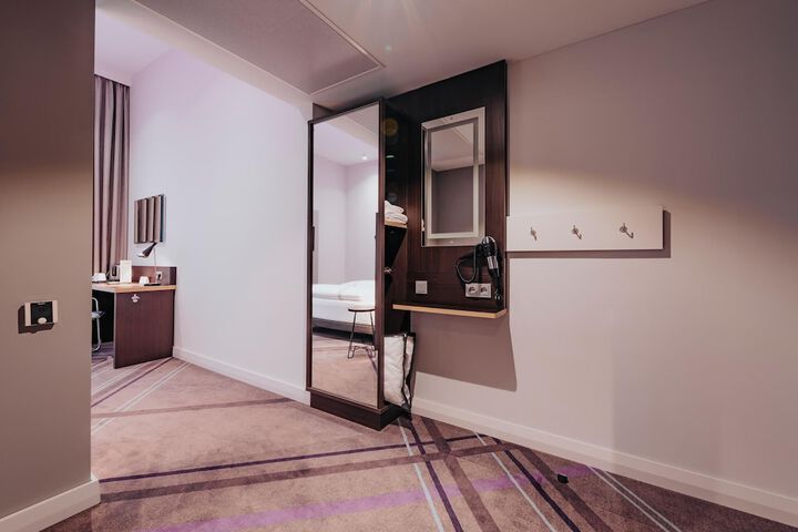Room 5 of 28