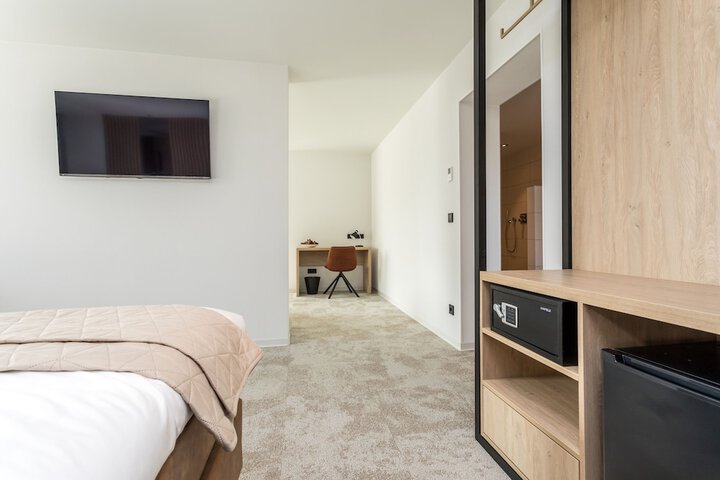 Room 27 of 82