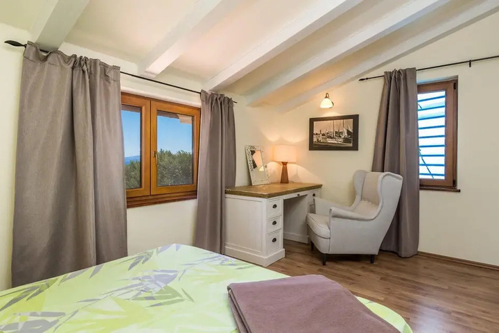 Room 3 of 20