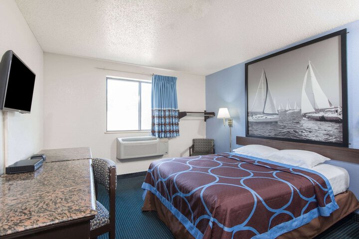 1 Queen Bed (6 of 12)
