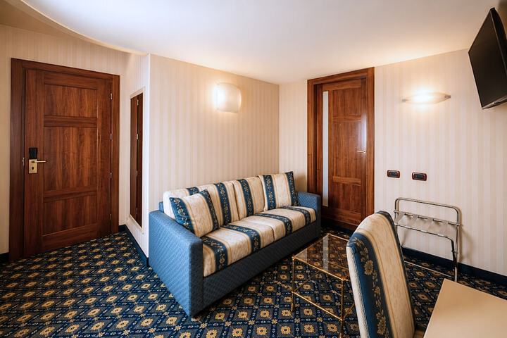 Room 33 of 65