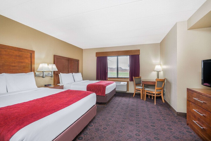 1 Queen Bed Accessible Room (2 of 5)
