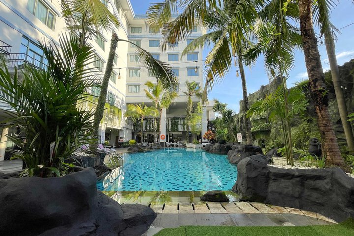 Hotel with Pool
