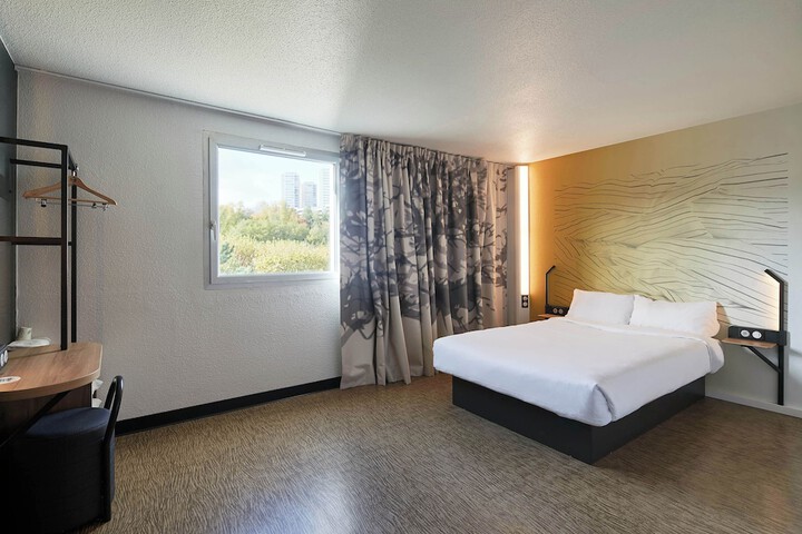 Room 16 of 40