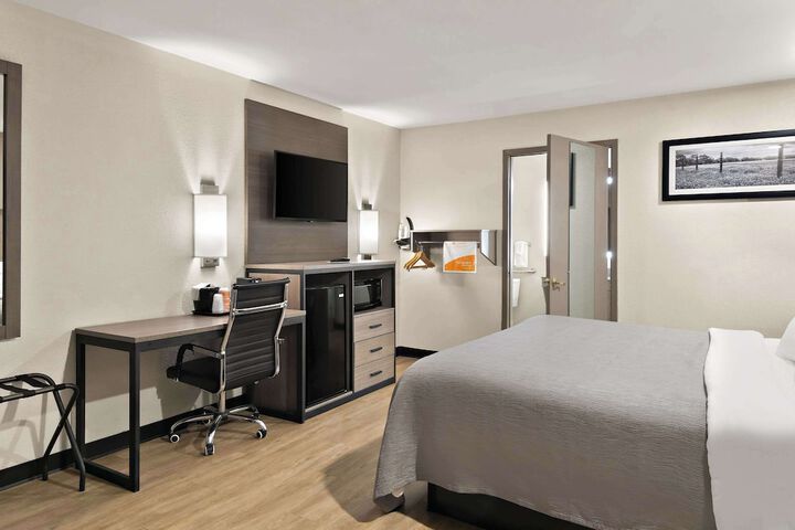 1 King Bed (12 of 19)