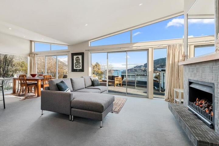 Lake Views on Yewlett - Queenstown Holiday Home