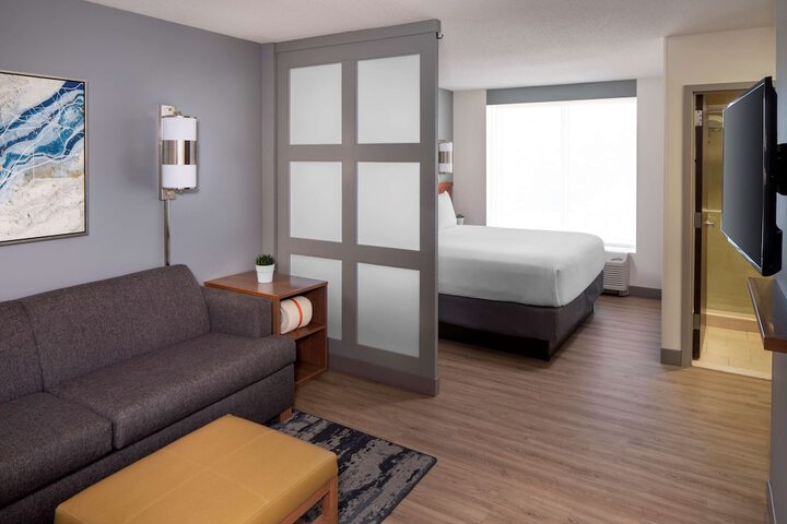 1 King Bed (5 of 10)