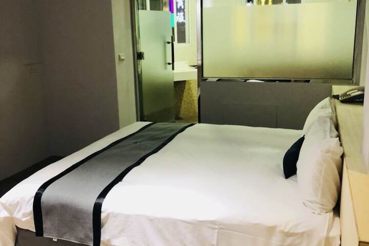 Room 7 of 33