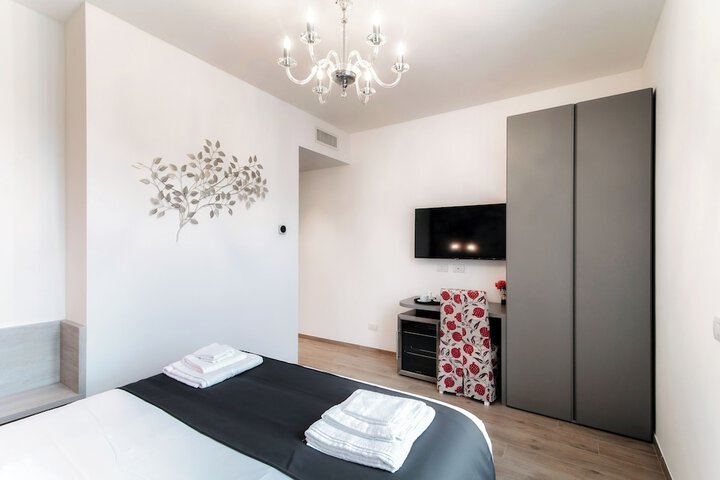 Room 104 of 193