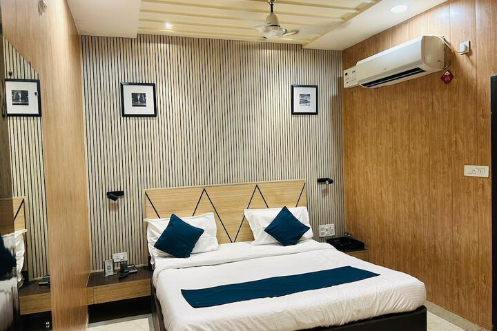 Room 6 of 9