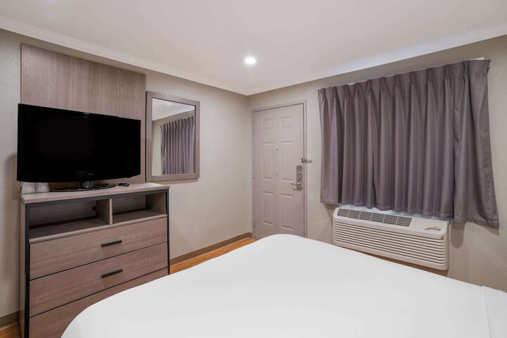 1 Queen Bed (8 of 24)