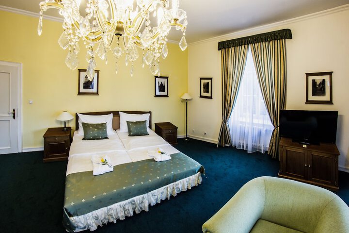 Room 27 of 90