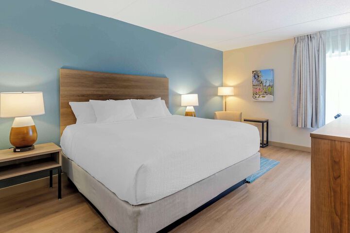 1 King Bed Microwave, Refrigerator Shower Only Full Breakfast (3 of 12)