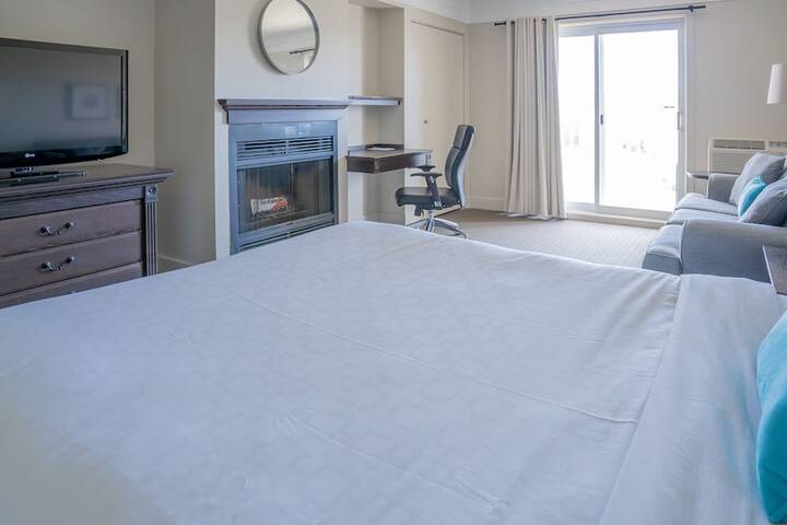 1 Queen Bed (16 of 19)