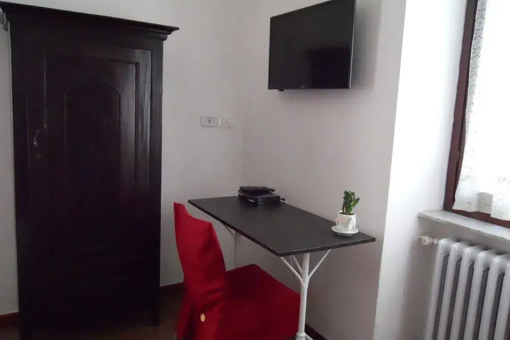 Room 2 of 16