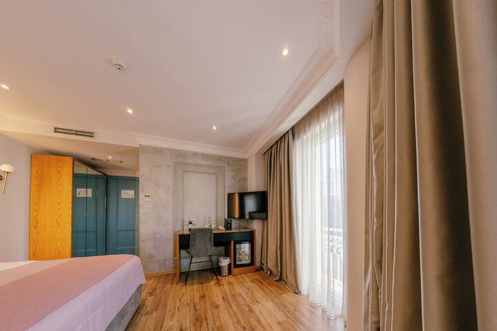 Room 9 of 25