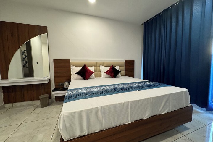 Room 2 of 9