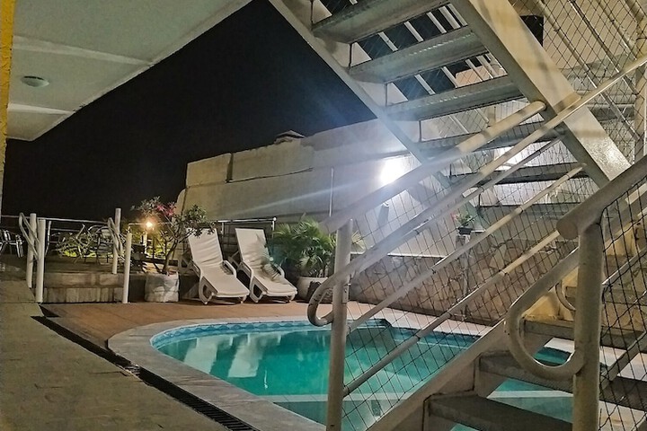 Pool 21 of 28