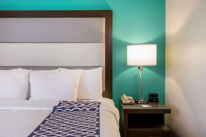 1 King Bed (5 of 10)