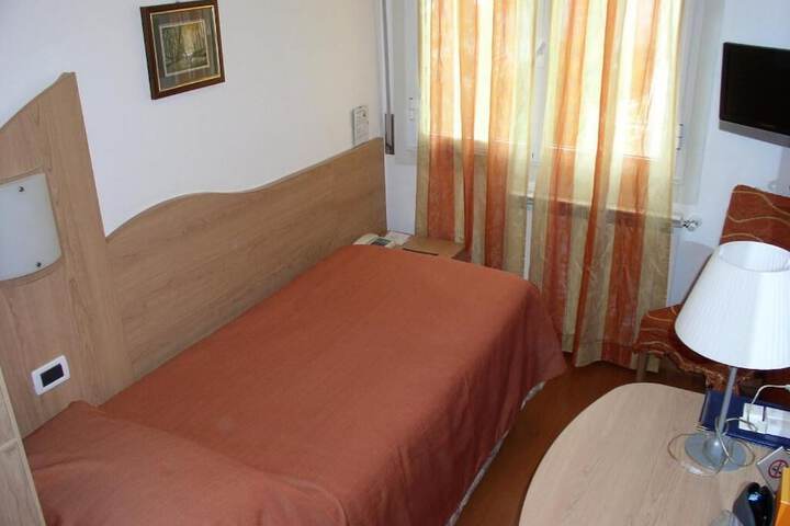 Room 12 of 21