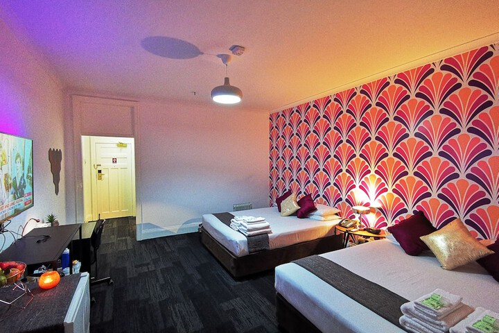 Room 27 of 73