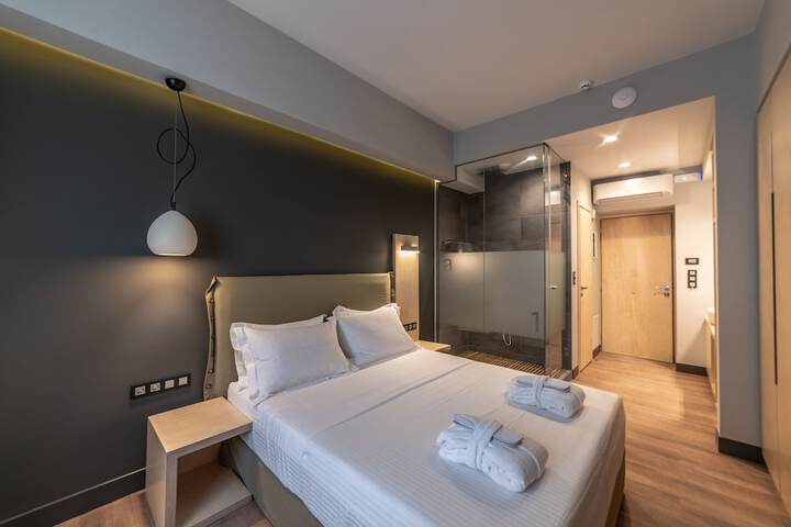 Room 4 of 102