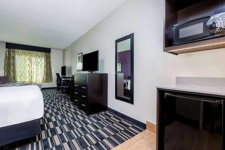 Room 6 of 17