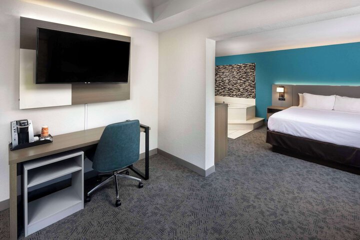 1 King Bed (6 of 22)