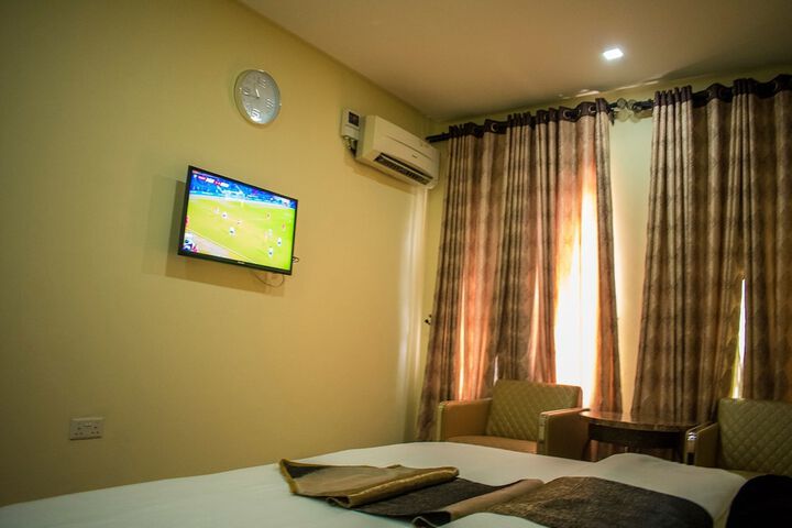 Room 3 of 32