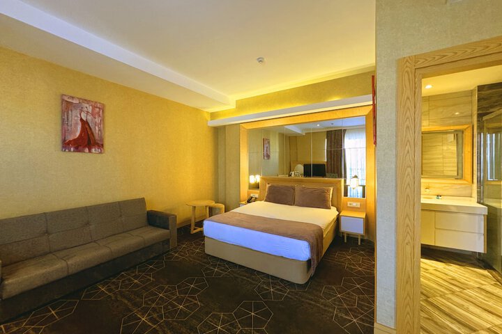 Room 33 of 64