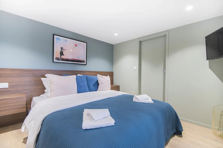 Room 4 of 9