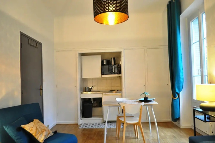Room 6 of 12