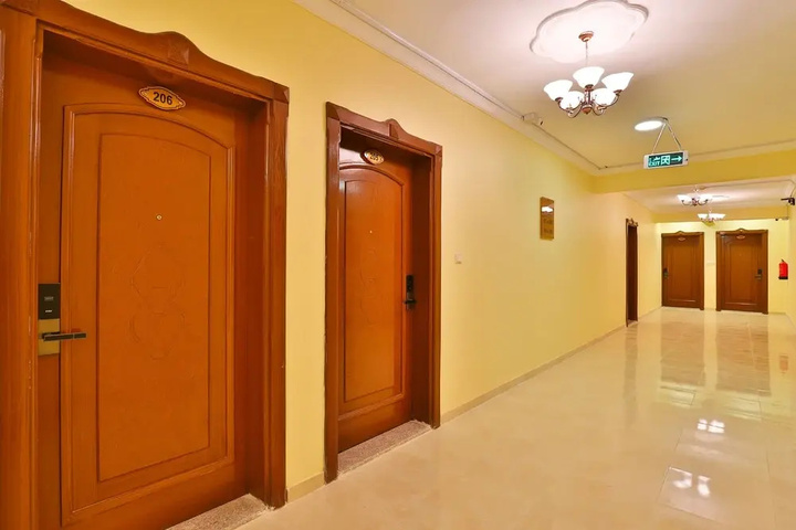 Room 10 of 14