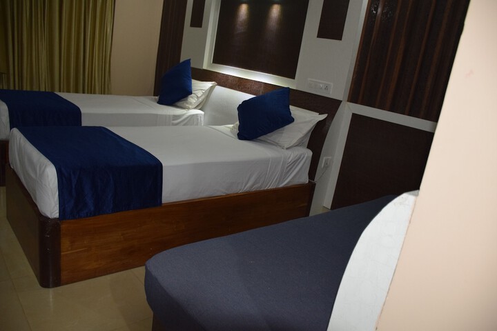 Room 9 of 18