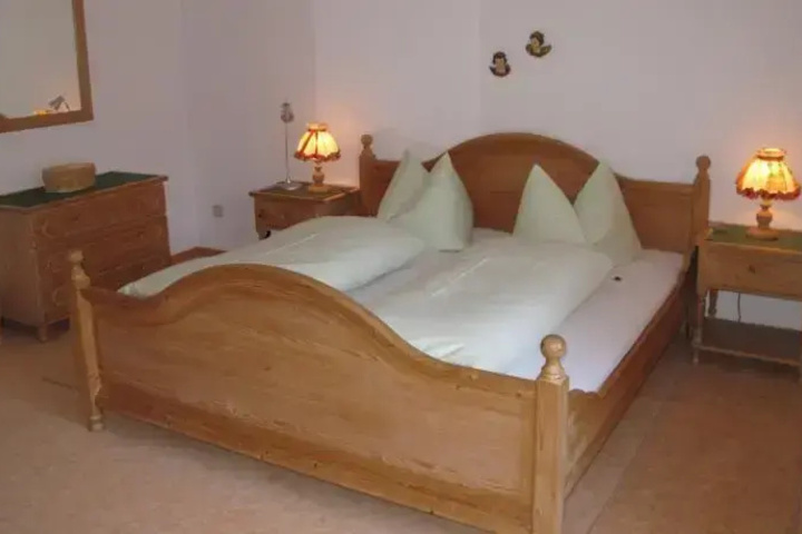Room 4 of 12