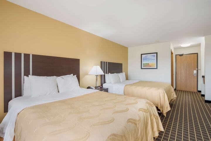 1 Queen Bed (13 of 15)