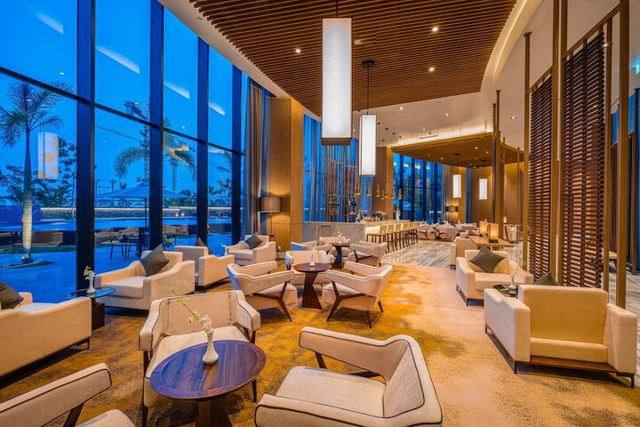 Lounge 103 of 139