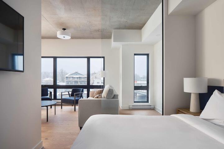 209 2nd Floor Studio Murphy Queen Bed with Balcony (42 of 95)