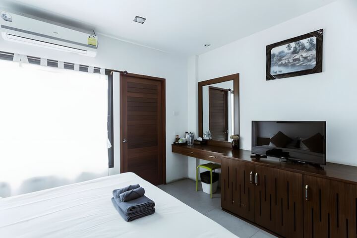 Room 13 of 33