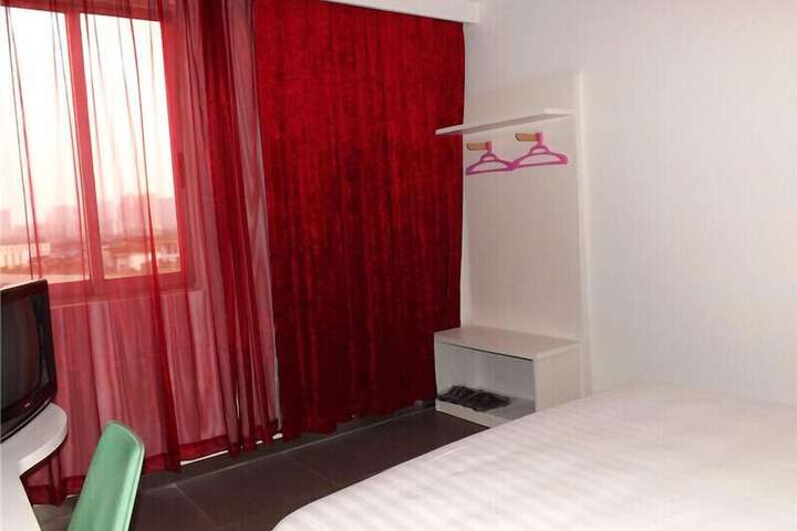 Room 10 of 16