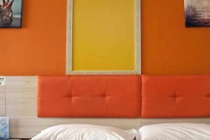 Room 4 of 8