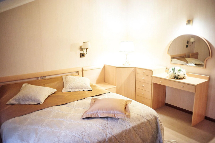 Room 4 of 9