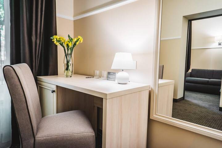 Room 6 of 32